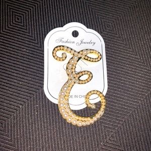 Initial “E” monogram letter pearl brooch